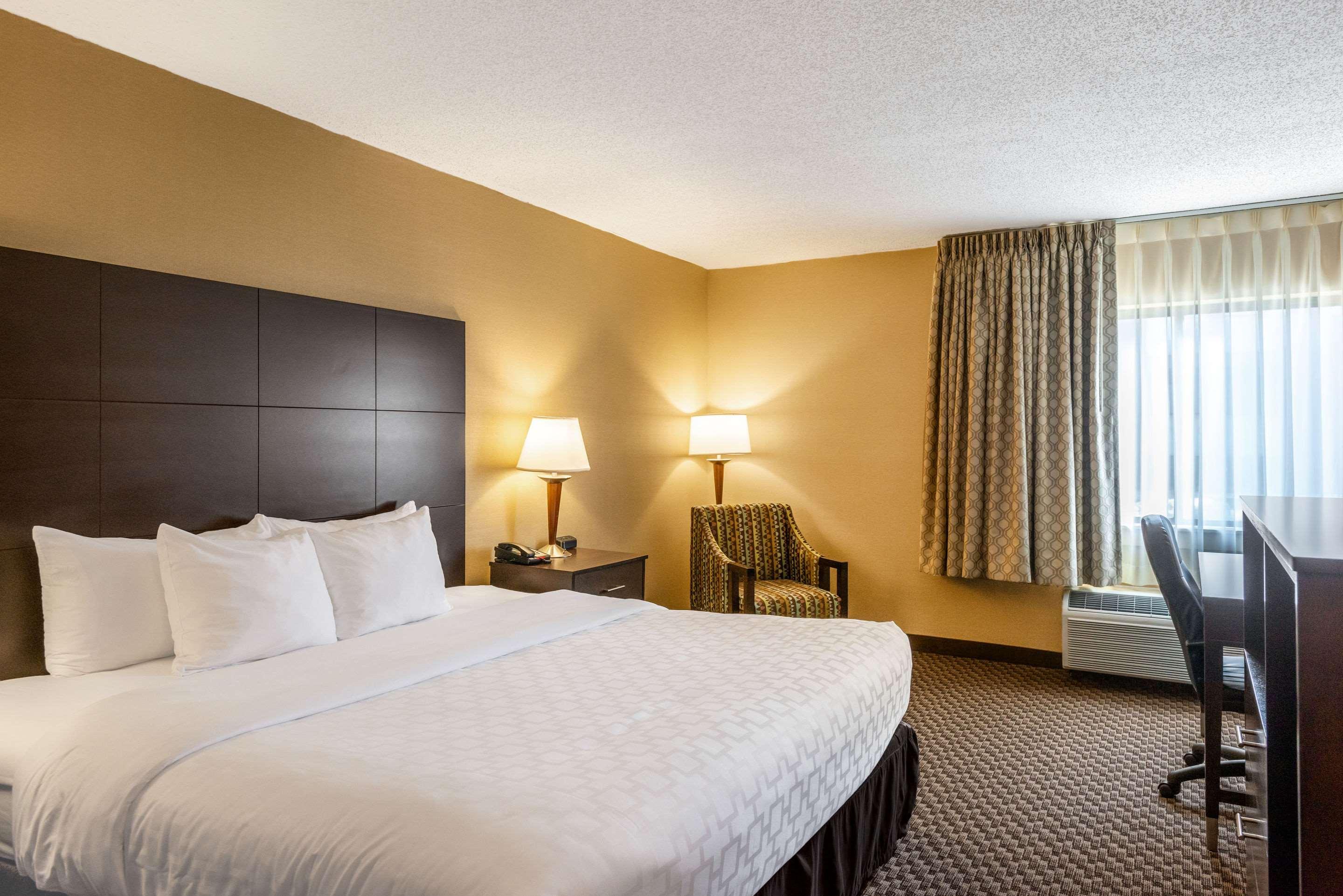 Clarion Pointe Harrisonburg Hotel Екстериор снимка