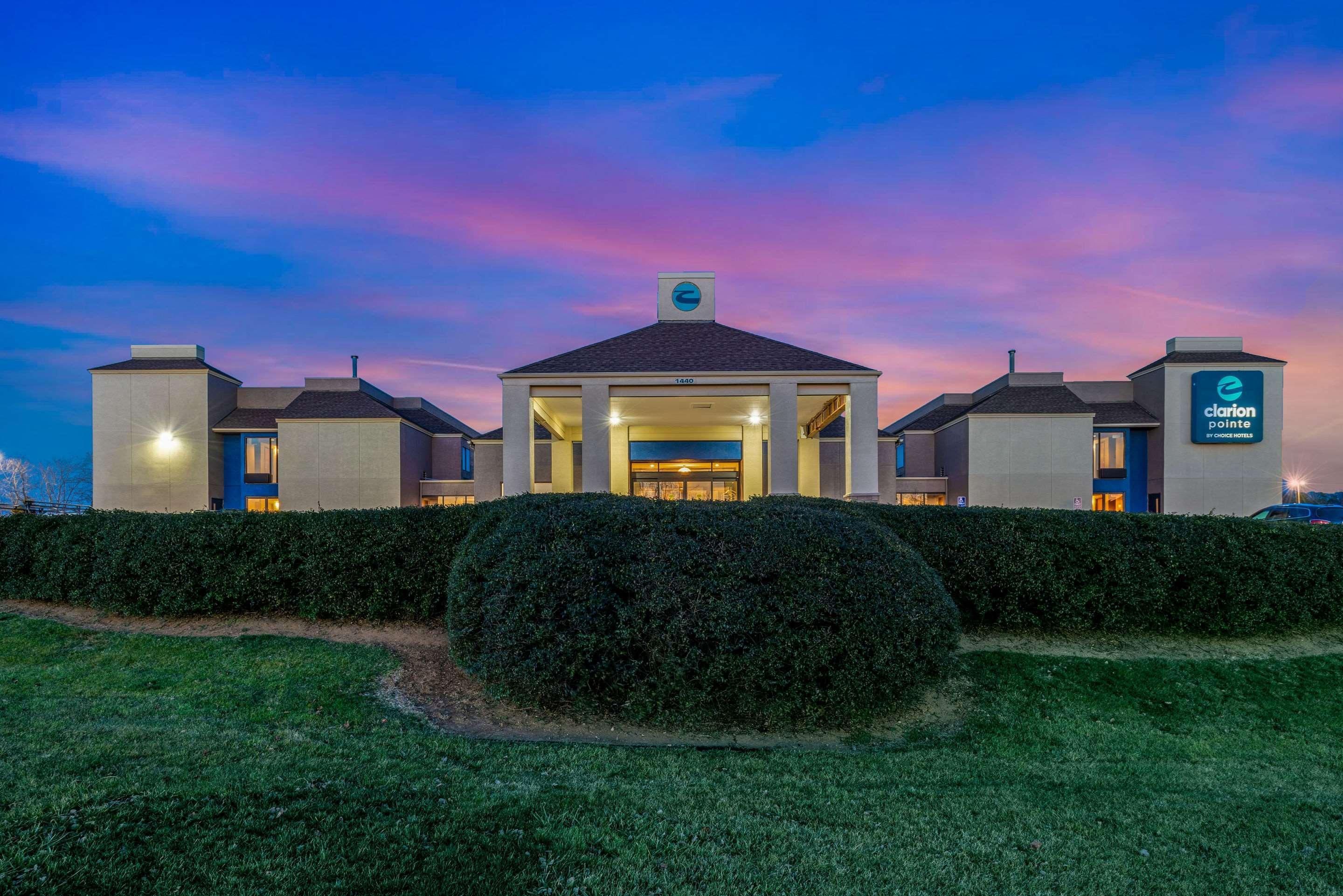Clarion Pointe Harrisonburg Hotel Екстериор снимка