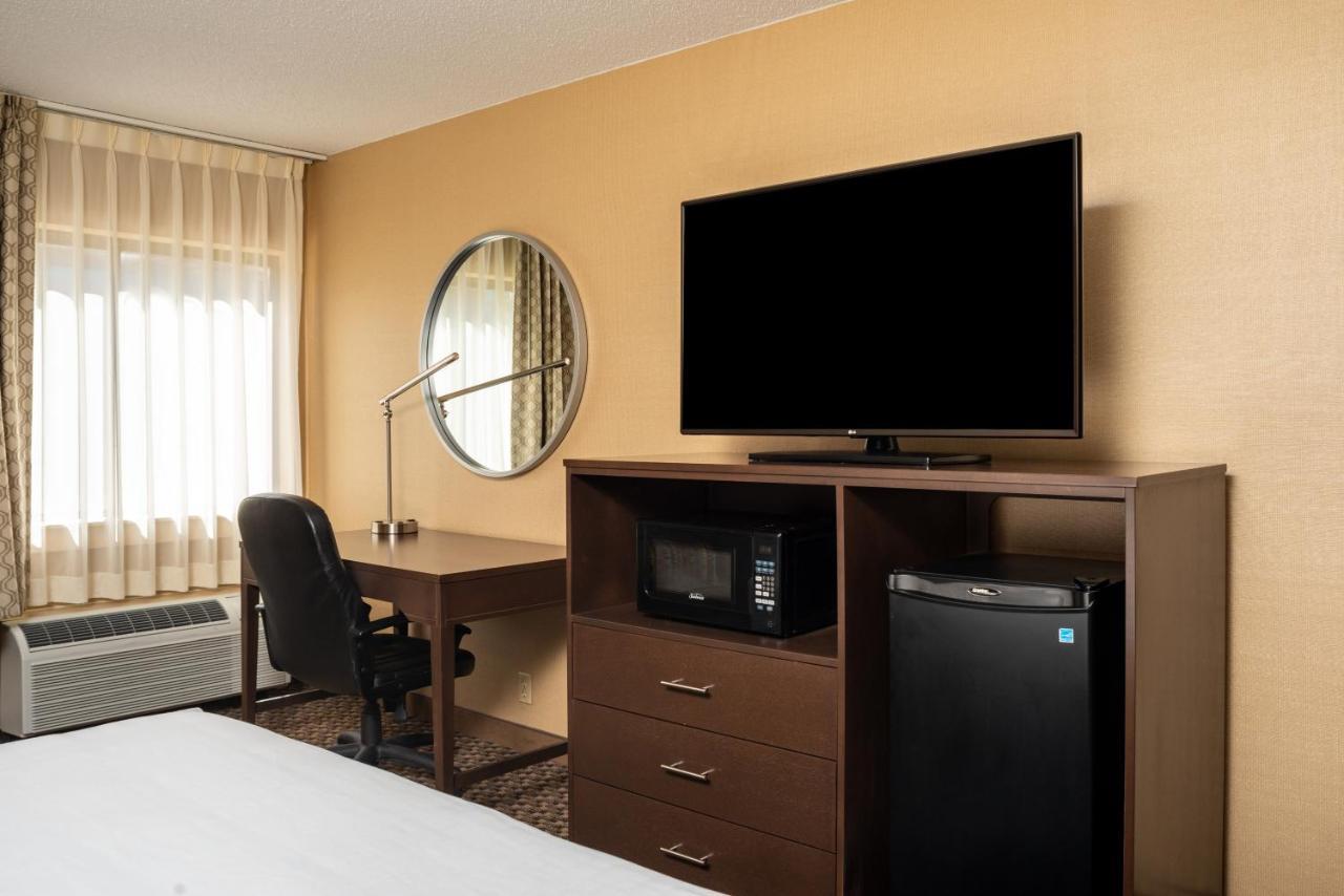 Clarion Pointe Harrisonburg Hotel Екстериор снимка