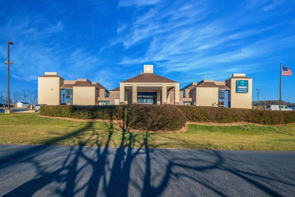 Clarion Pointe Harrisonburg Hotel Екстериор снимка